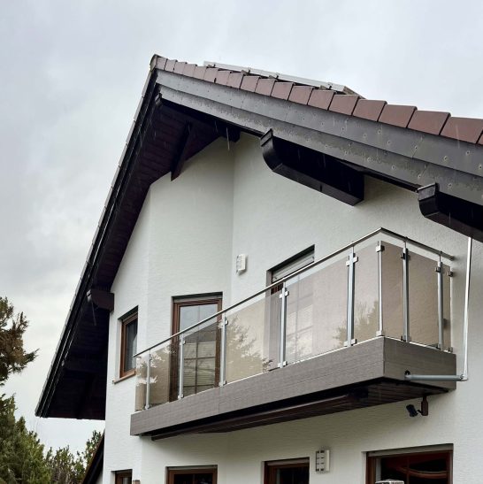 Balkonverglasung an einem Kundenhaus